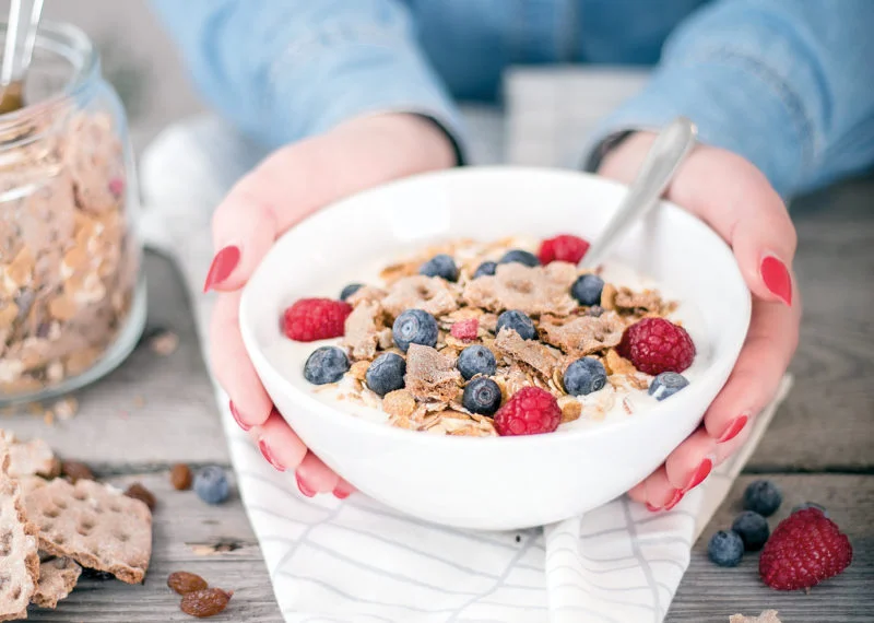 Drömfrukost med knäckemüsli och färska bär
