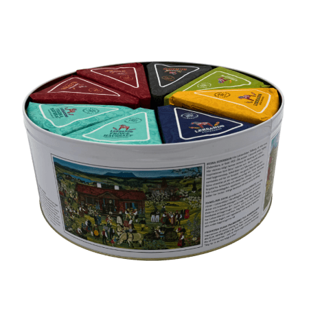 Stina-burk sedd från sidan med synliga trekantsknäcken i olika färger.